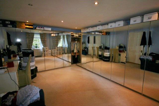 DRESSING ROOM